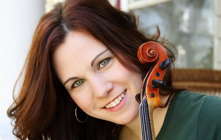 Fiddle player April Verch