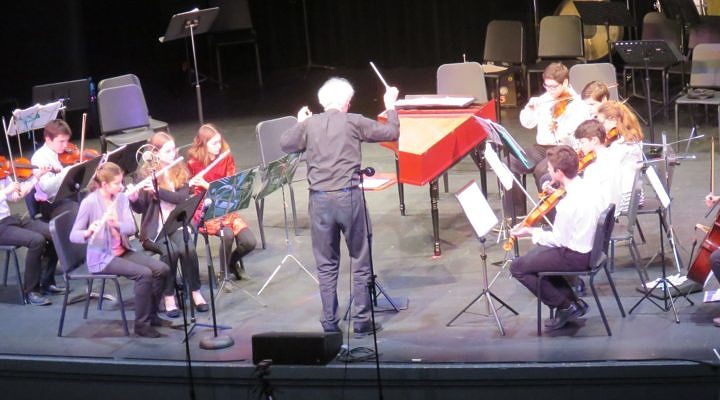Mark Nelson conducts yough ensemble performance